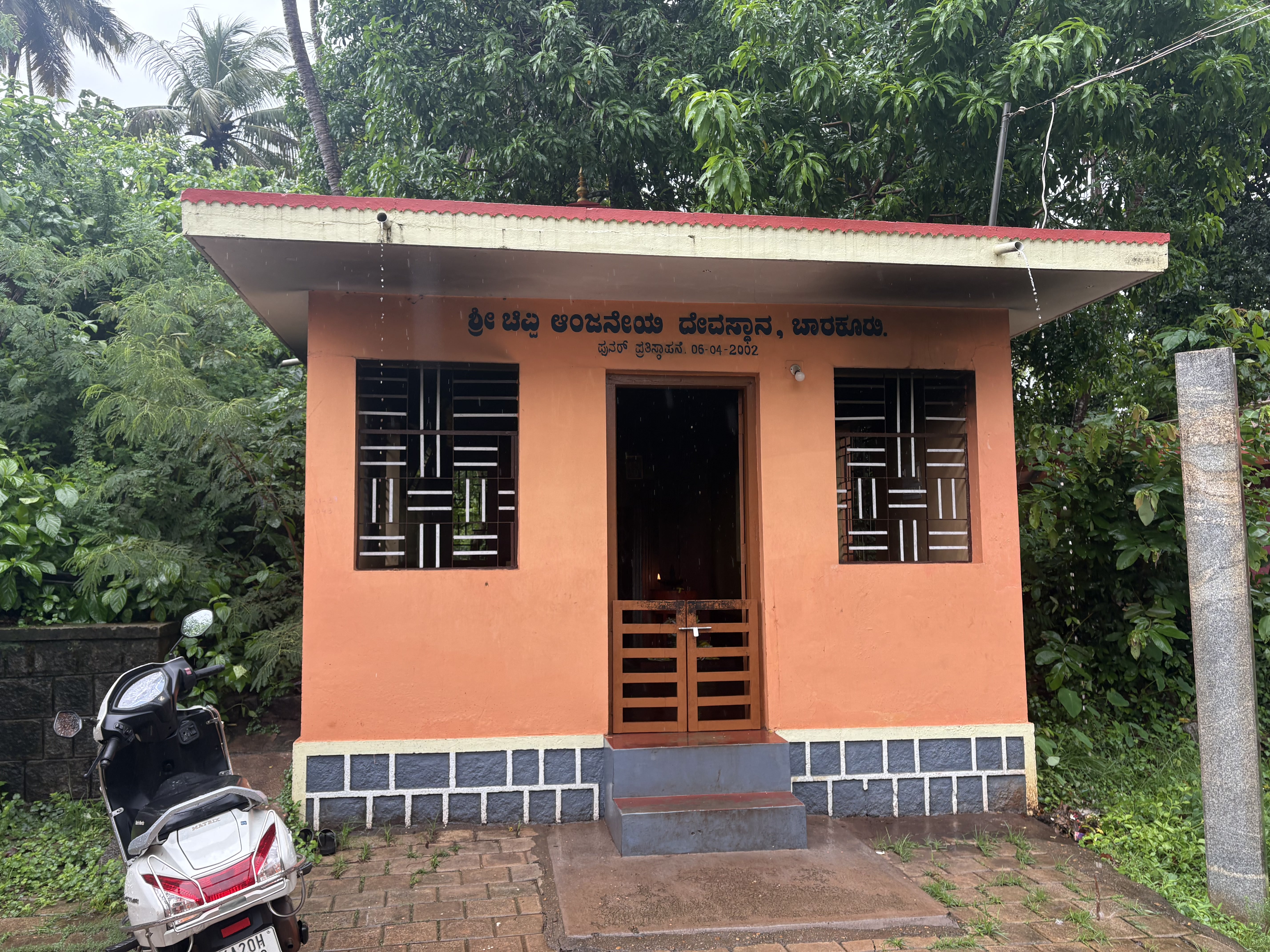 The Chippi Anjaneya shrine outside the temple